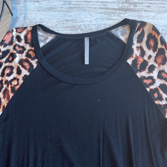Animal Print Top - Picture 2 of 4